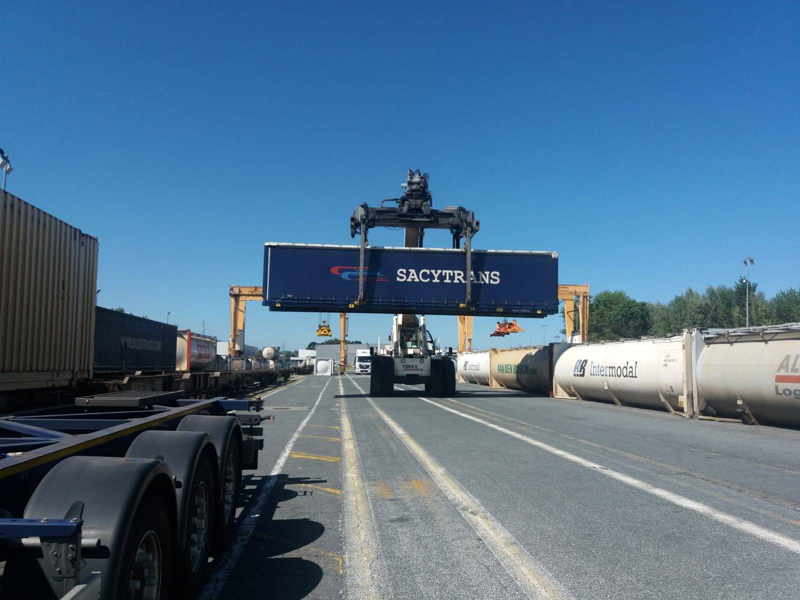 Sacytrans - Caja móvil en el aire