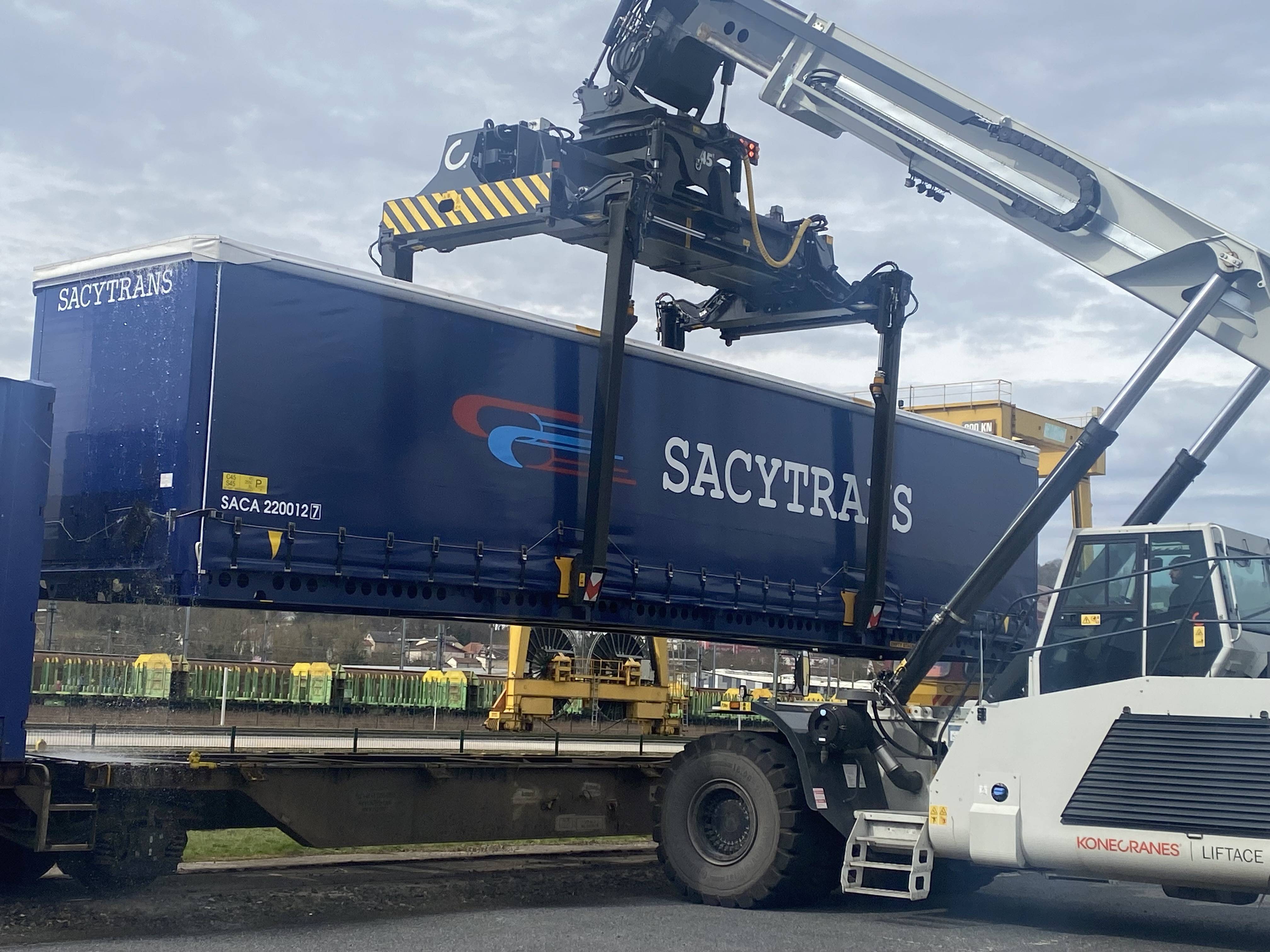 Sacytrans - Caja móvil en el aire cargándola en el tren